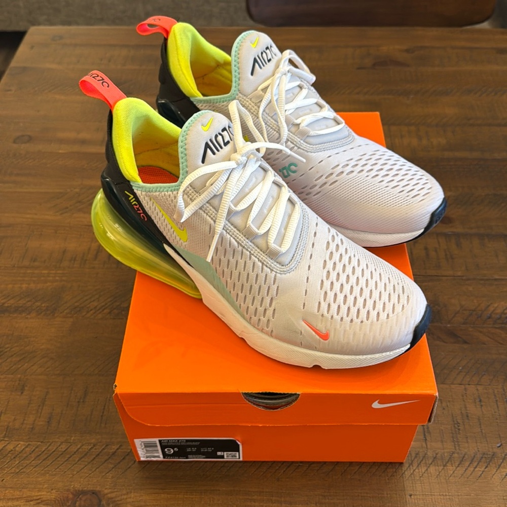 Like New! Men’s Nike Air Max 270.